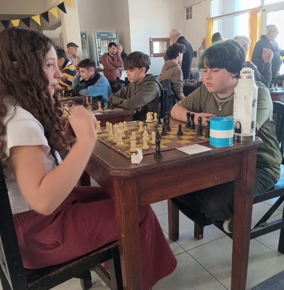 La Escuela Municipal de Ajedrez de Rojas brilló en el Torneo Regional de Salto