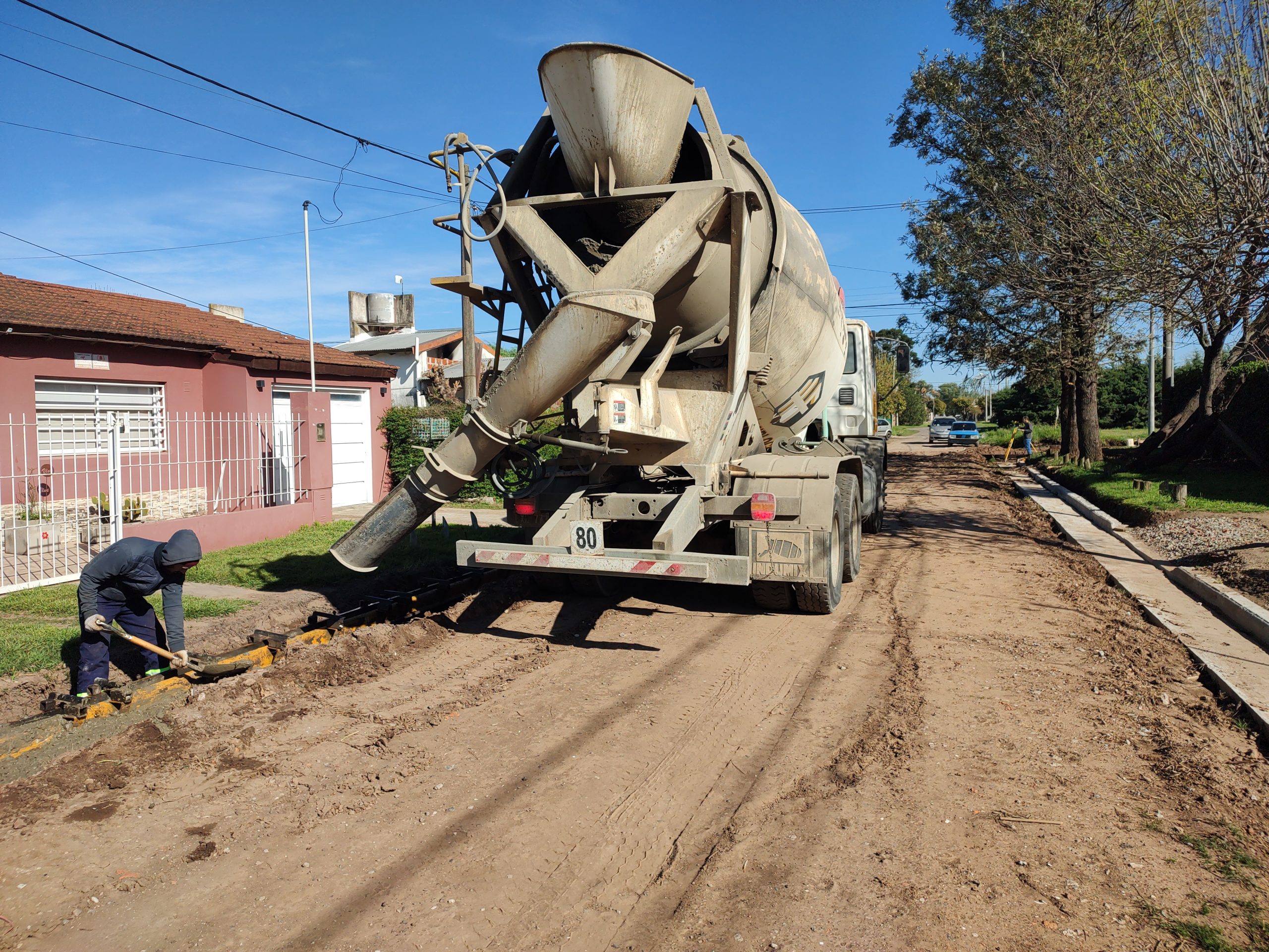 Más cuadras de cordón cuneta avanzan en Bº Nehuenche II